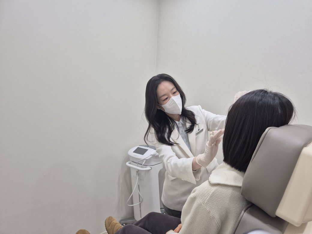 시술 의자에 앉은 환자의 얼굴을 살피는 최진숙 대표원장