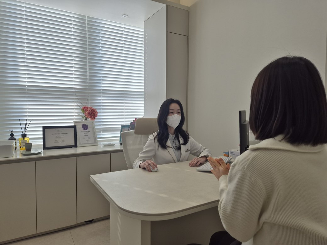 진료실에서 환자와 상담하는 최진숙 원장
