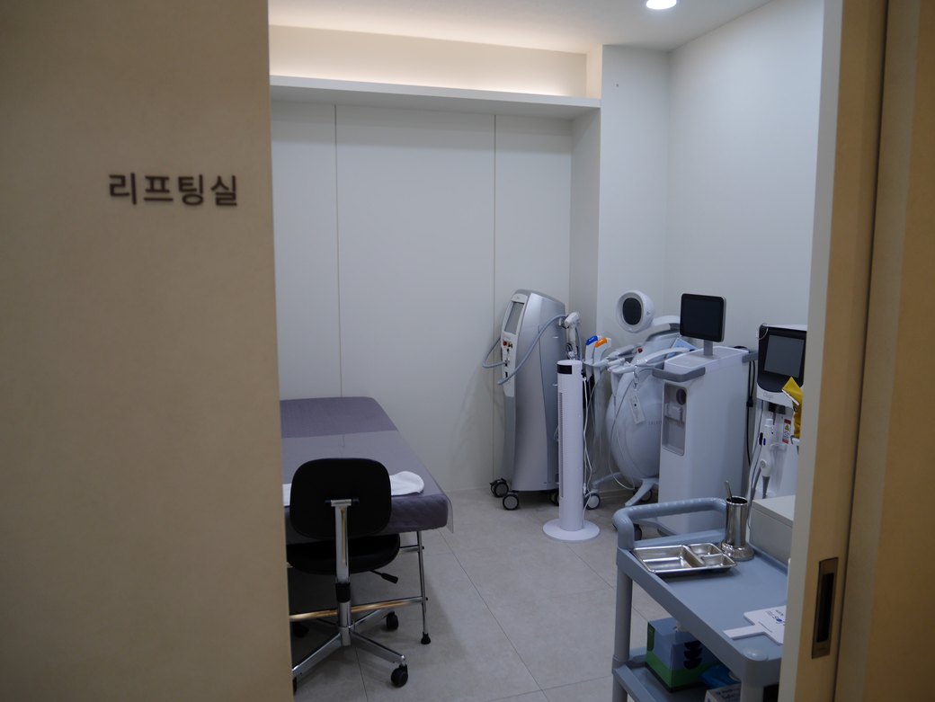 리프팅 장비가 놓인 오르세의원 리프팅실