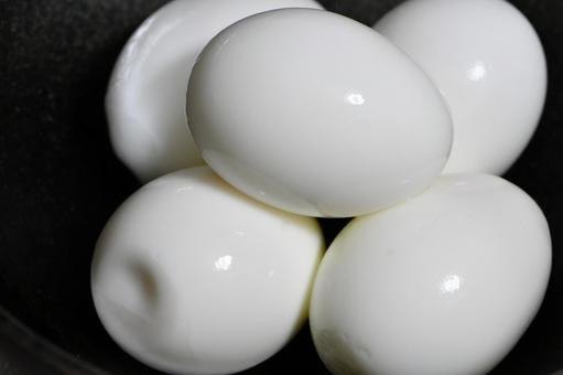 껍질을 깐 매끈한 삶은 달걀