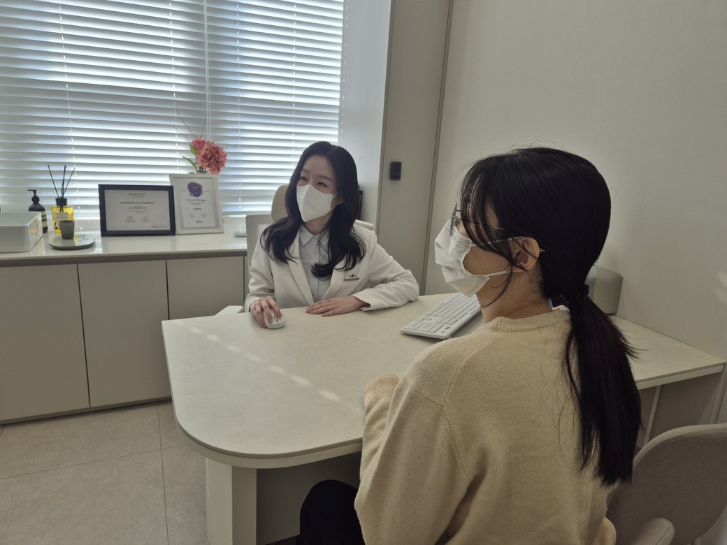 진료실에서 환자와 상담하는 최진숙 원장