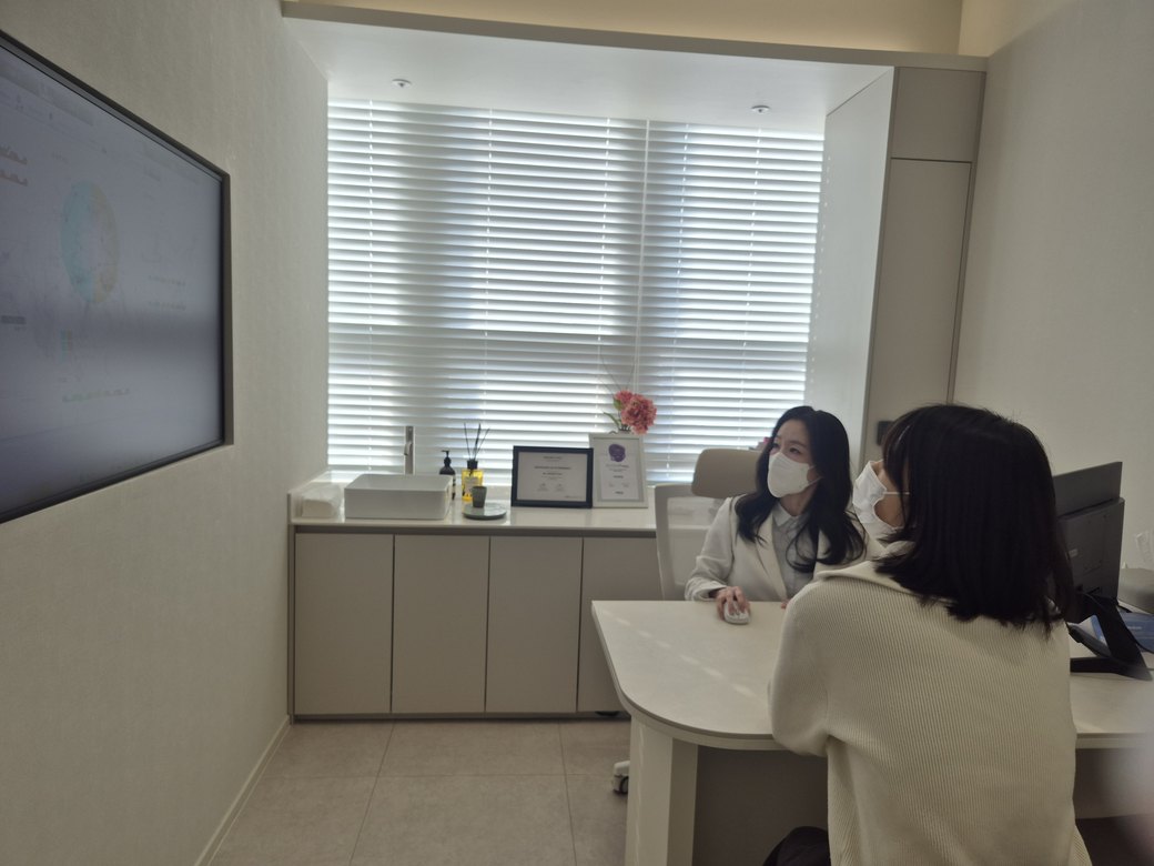 진료실에서 환자와 마주 앉아 상담하는 최진숙 원장