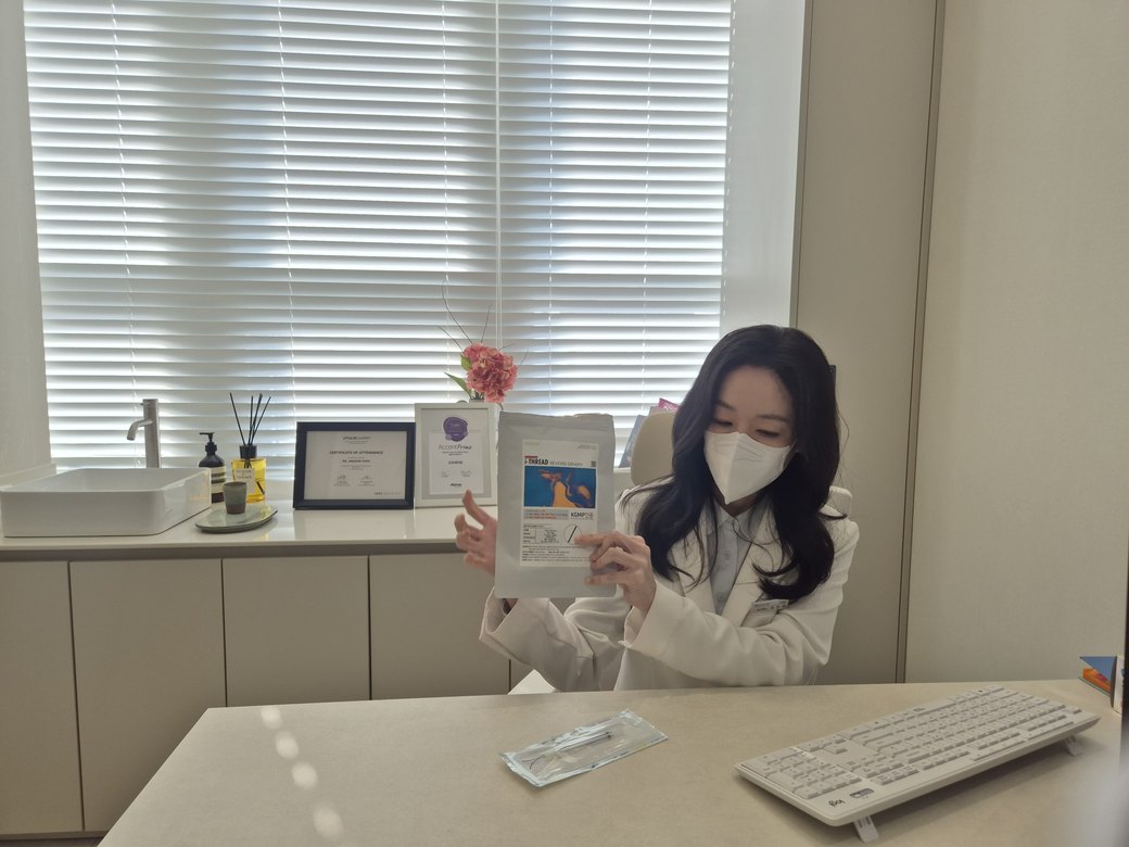 진료실에서 설명하는 최진숙 대표원장
