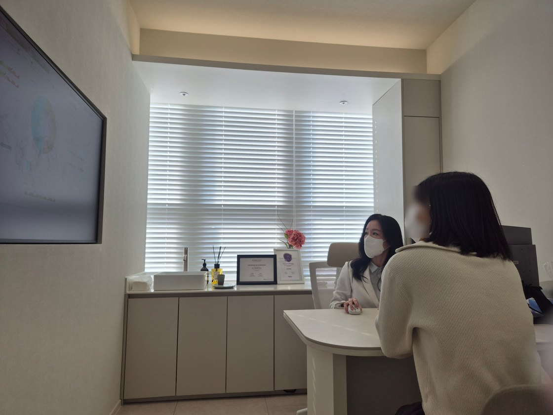 진료실에서 환자와 상담하는 최진숙 원장