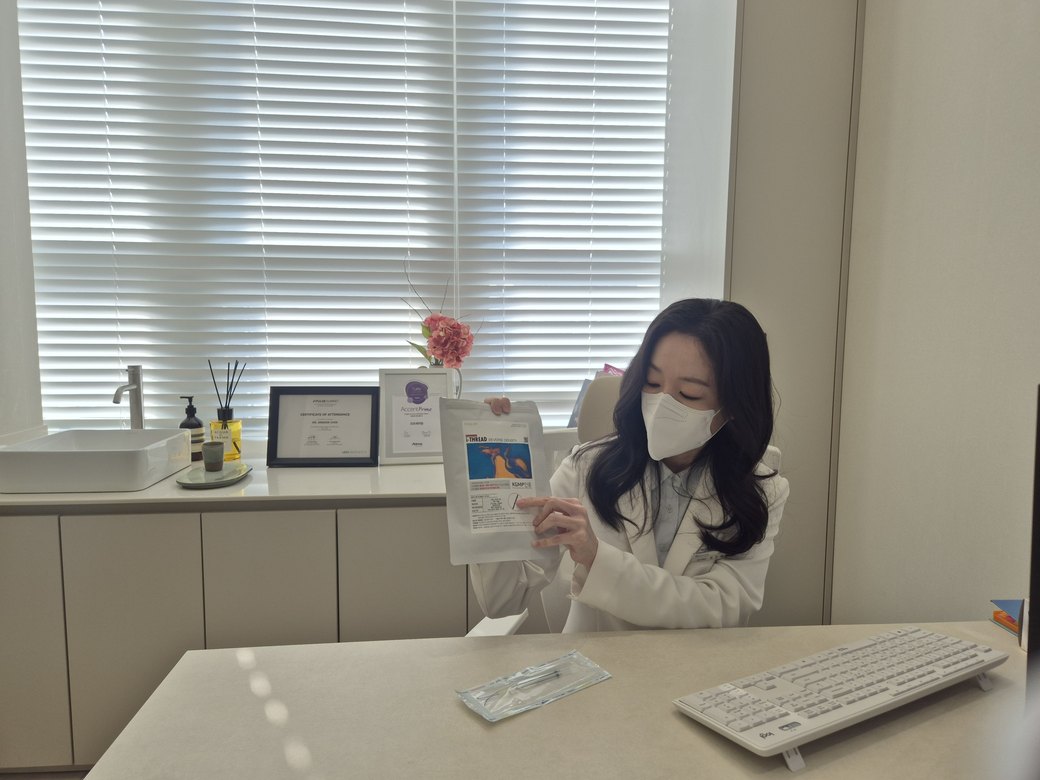 진료실에서 설명하는 최진숙 원장
